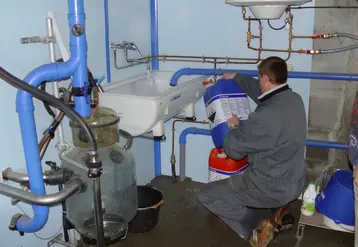 <em class="placeholder">quelqu'un regardant bidon produits nettoyage salle de traite</em>