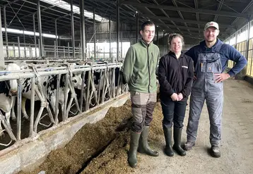 <em class="placeholder">Bastien Charré à droite avec les deux salariés du Gaec, Baptiste (nom ?) et Charline Bonnevin</em>