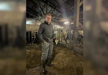 Un éleveur équipé d'un capteur qui mesure le temps de travail dans sa stabulation.