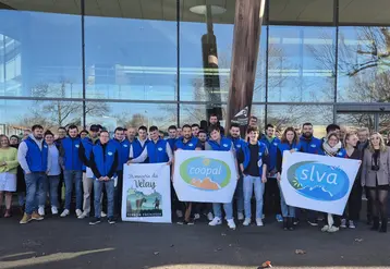 groupe de jeunes éleveurs adhérents de la Coopal et les partenaires de la Coopal. 