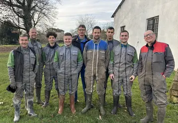 <em class="placeholder">Au Gaec de la Dame de Haye, toutes les générations sont représentées. De gauche à droite : Steve Jouquelet, Johann Vévert, Paul Comte, Aymeric Caron, Pascal Ebel, ...</em>