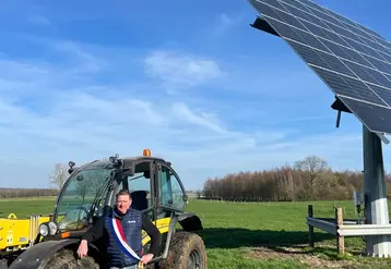 <em class="placeholder">Agriculteur maire dans une prairie devant son télescopique et un traqueur </em>