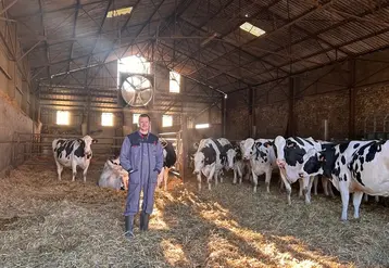 <em class="placeholder">Nicolas Bazart, éleveur laitier au milieu de ses vaches en préparation au vêlage.</em>