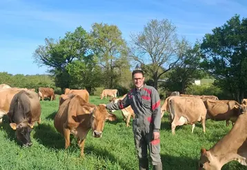 <em class="placeholder">Gilles Onillon, éleveur laitier, dans une prairie avec ses vaches Jersiaises</em>