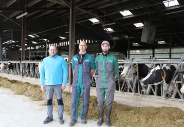 <em class="placeholder">Xavier Bruneau (au centre), avec Philippe Fradin (à gauche), un de ses associés, et Mathis Maillet, apprenti. au Gaec La Vergne</em>
