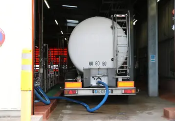 <em class="placeholder">Camion de collecte en train de dépoter, livrer, du lait de vache sur un site de Lactalis</em>