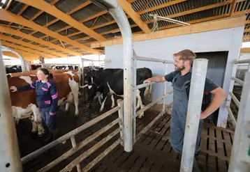 <em class="placeholder">Veterinaire dans un elevage laitier Holstein discutant avec l eleveuse de l etat sanitaire de son troupeau.
</em>