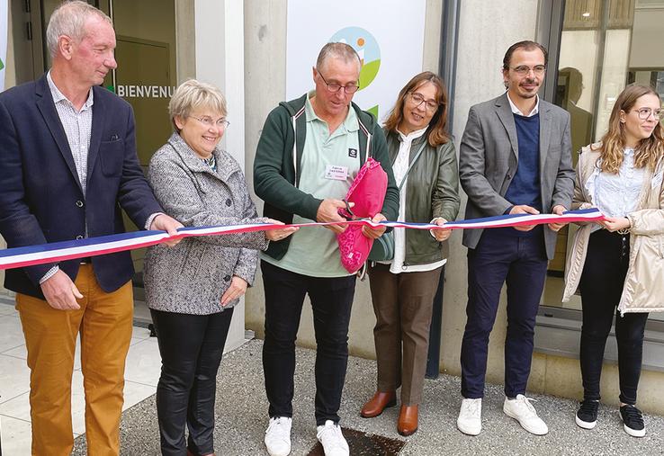 les officiels coupent le ruban