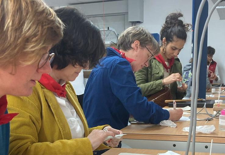 agricultrices autour d'un atelier au Rallye du cuir à Saint-Jean-de-Luz