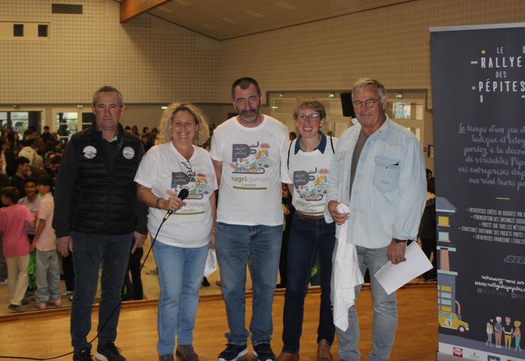 5 organisateurs posent sur une scène à Haut-Mauco