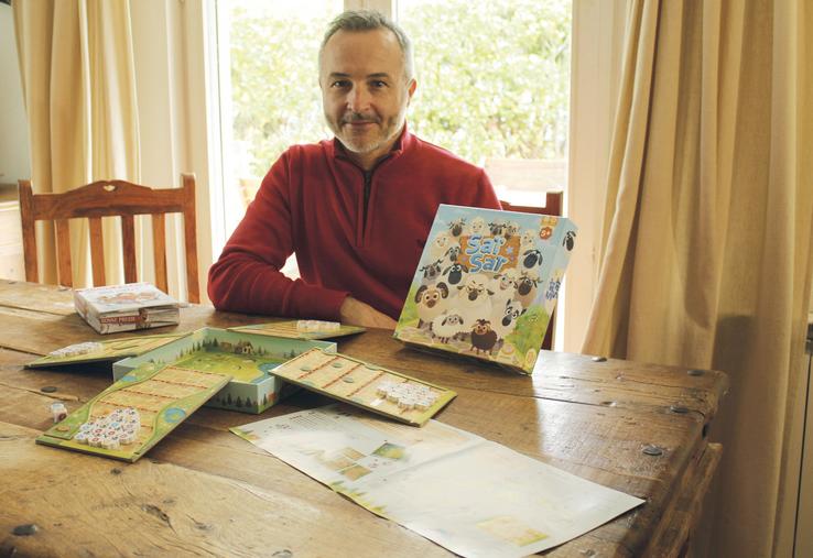 Vincent Miramon présentant son nouveau jeu de société SaÏ Sas sur la conduite des troupeaux