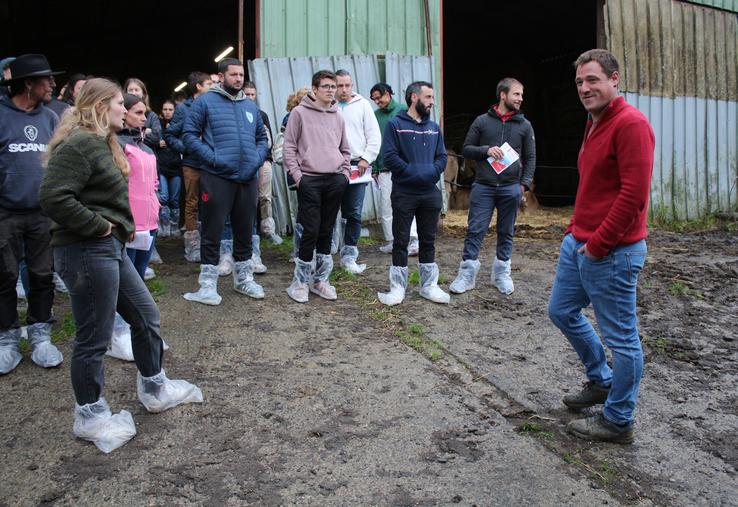 Baptiste Moulimous présente son exploitation aux étudiants en BPREA