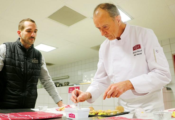 Le chef Pascal Bernou en pleine préparation de foie gras