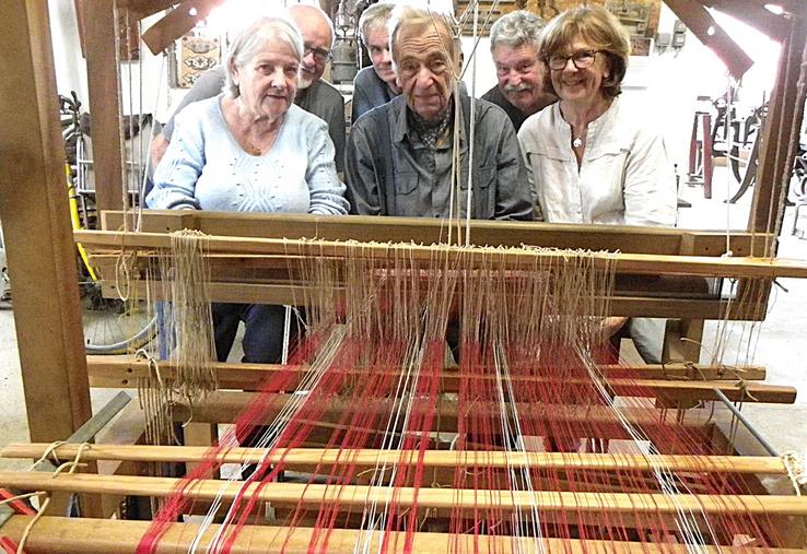 Hans Mai, son épouse et les membres de l’Arasclet derrière un métier à tisser