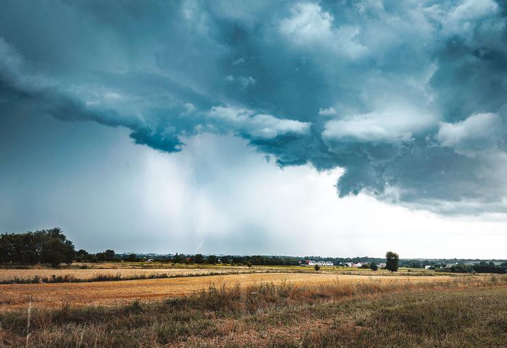 Un orage au dessus d’un paysage de campagne