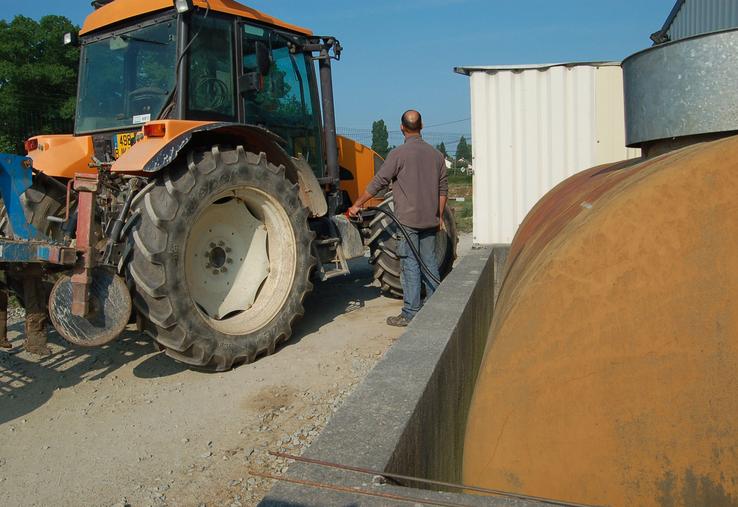 Un exploitant fait le plein de GNR