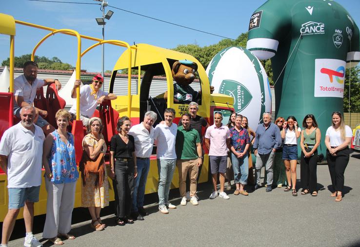 L’équipe organisatrice et les partenaires devant le véhicule représentant le Train d'Artouste