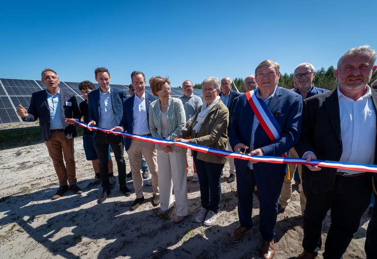 Les officiels coupent le ruban inaugural devant la centrale photovoltaïque