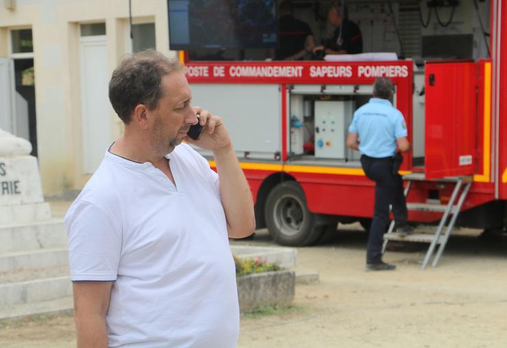 Arnaud Tachon au téléphone devant le PC sécurité