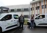 Deux chauffeurs Nebus posent devant leurs véhicules