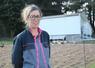 Cécile Liquet devant un parc et une cabane mobile