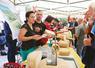 Stand de producteur fermier avec des fromages de brebis