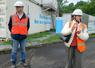 Patricia Beaumont et Philippe Sauvignet devant les conteneurs