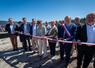 Les officiels coupent le ruban inaugural devant la centrale photovoltaïque
