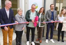 les officiels coupent le ruban