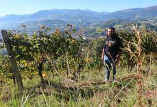  Laurent Goïty au cœur de ses vignes dans les collines du Pays basque