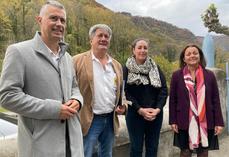 Les 4 représentants officiels posent devant les montagnes le long de la voie d'Arles