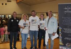 5 organisateurs posent sur une scène à Haut-Mauco