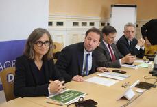 Le préfet des Landes, Gilles Clavreul (au centre), et la directrice de la Draaf de Nouvelle-Aquitaine, Virginie Alavoine (au premier plan)