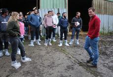 Baptiste Moulimous présente son exploitation aux étudiants en BPREA