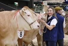 Une éleveuse et son bovin durant le CGE