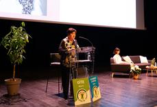 Marie-Josée Nousty sur la scène de l'espace Chambaud