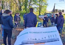 Une dizaine d’agriculteurs écoutent technicien sur une parcelle. 