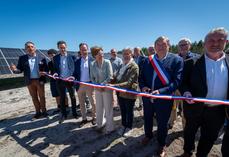 Les officiels coupent le ruban inaugural devant la centrale photovoltaïque