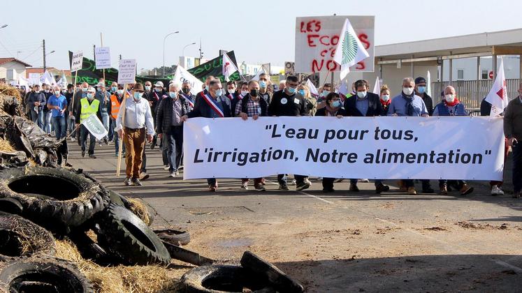 file-Quelque 1.500 agriculteurs venus des Landes, du Gers, des Pyrénées-Atlantiques et des Hautes-Pyrénées, se sont rassemblés à Mont-de-Marsan devant la préfecture des Landes suite l’annulation en février de l’autorisation pluriannuelle (AUP) 2017-2022.