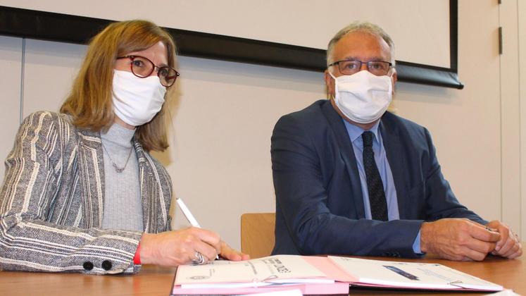 file-Cécile Bigot-Dekeyzer et Xavier Fortinon ont signé la stratégie départementale de transition énergétique.