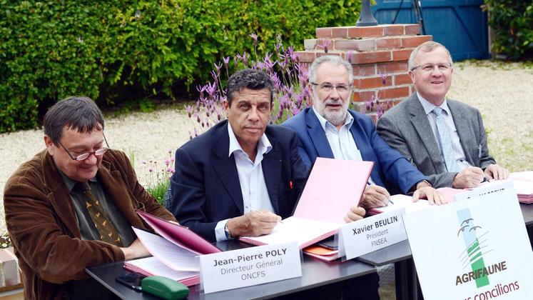 file-La FNSEA, l’APCA (chambres d’agriculture), l’ONCFS (Office national de la chasse et de la faune sauvage) et la FNC (Fédération nationale des chasseurs) ont signé la nouvelle convention Agrifaune 2016-2021, le 26 mai à Bonneval, en Eure-et-Loir.