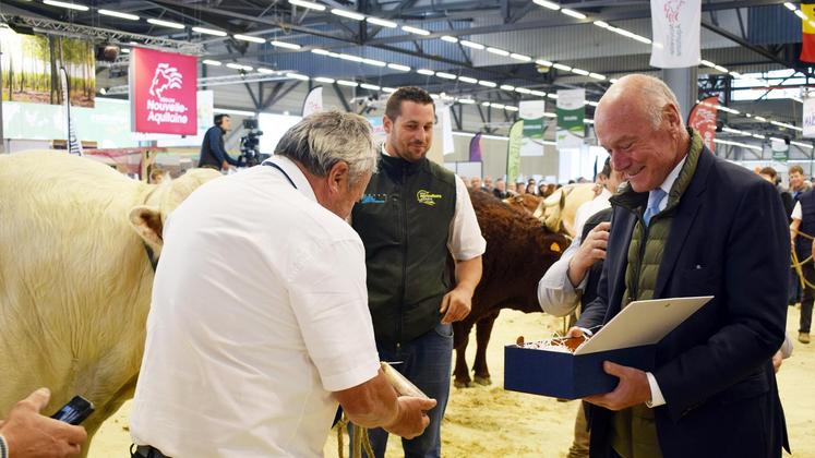 file-Le président du conseil régional, Alain Rousset, a remis des récompenses spécifiques aux animaux champions dans les différents concours de races.