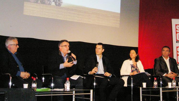 file-Jacques Abadie, Michel Prugue, Nicolas César, Véronique Camus et Christophe Barrailh (de gauche à droite) ont apporté leurs réponses aux cinq interrogations qui constituaient la trame de la table ronde d’ouverture de la foire.