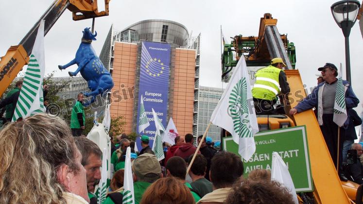 file-Plus de 7 .000 agriculteurs venus de toute l’Europe ont répondu à l’appel du COPA-Cogeca. Durant plusieurs heures, ils ont fait le siège du bâtiment de la Commission européenne, à Bruxelles.