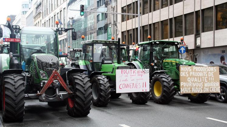 file-La police belge, qui s'était déployée en force, a compté quelque 7.000 manifestants et plus de 1.400 tracteurs, qui ont congestionné la capitale belge en particulier le quartier qui abrite le siège de la Commission et du Conseil européen.
