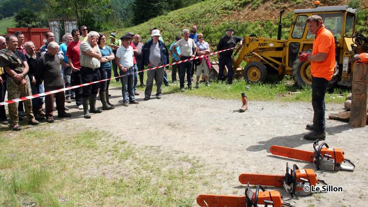 file-CRPF et Cetef des Pyrénées-Atlantiques ont organisé une journée de formation et de visites placée sous le signe de la prévention. Outils, équipements et vêtements adaptés au bûcheronnage ont été passés en revue.