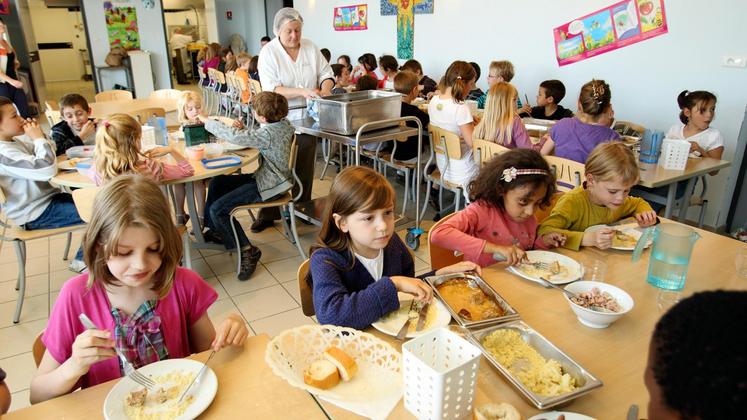 file-Jusqu’au 10 avril prochain, les cantines des écoles lyonnaises fourniront des repas sans viande aux enfants. Steak et poulet seront remplacés par du poisson, des œufs et des protéines végétales.