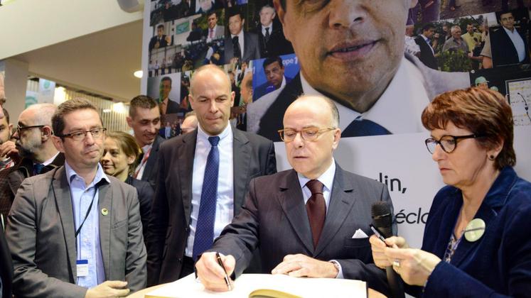 file-Le Premier ministre, Bernard Cazeneuve, a signé le livre d’or à la mémoire de Xavier Beulin. Il a rendu hommage à «un grand responsable agricole».