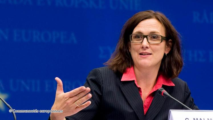 file-Selon la commissaire au commerce, Cecilia Malmström, «l’opinion publique française doit regarder l’accord dans son ensemble. C’est en premier lieu au gouvernement français que revient la responsabilité de vendre cet accord à ses citoyens».