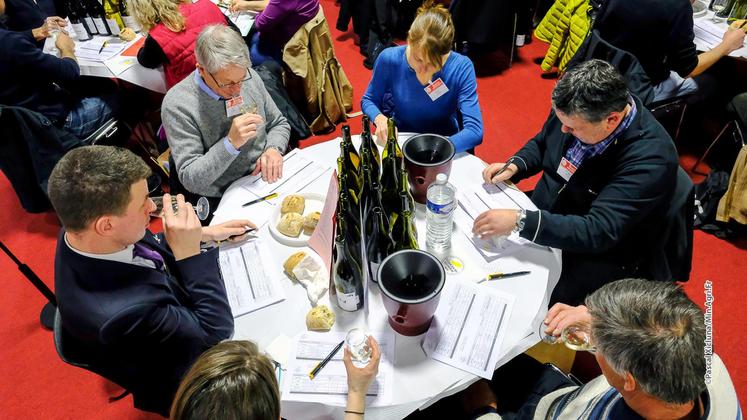 file-Avant de regagner la capitale et la table des jurés pour le concours, des échantillons de tous les produits de chaque catégorie sont prélevés pour être analysés en laboratoire.